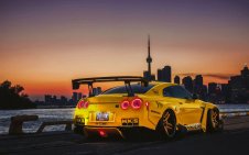 YELLOW NISSAN-GTR