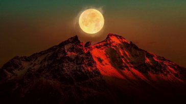moonrise over a mountain live wallpaper