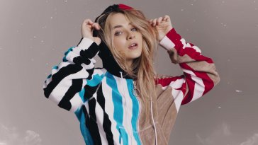 sabrina carpenter pop icon live wallpaper
