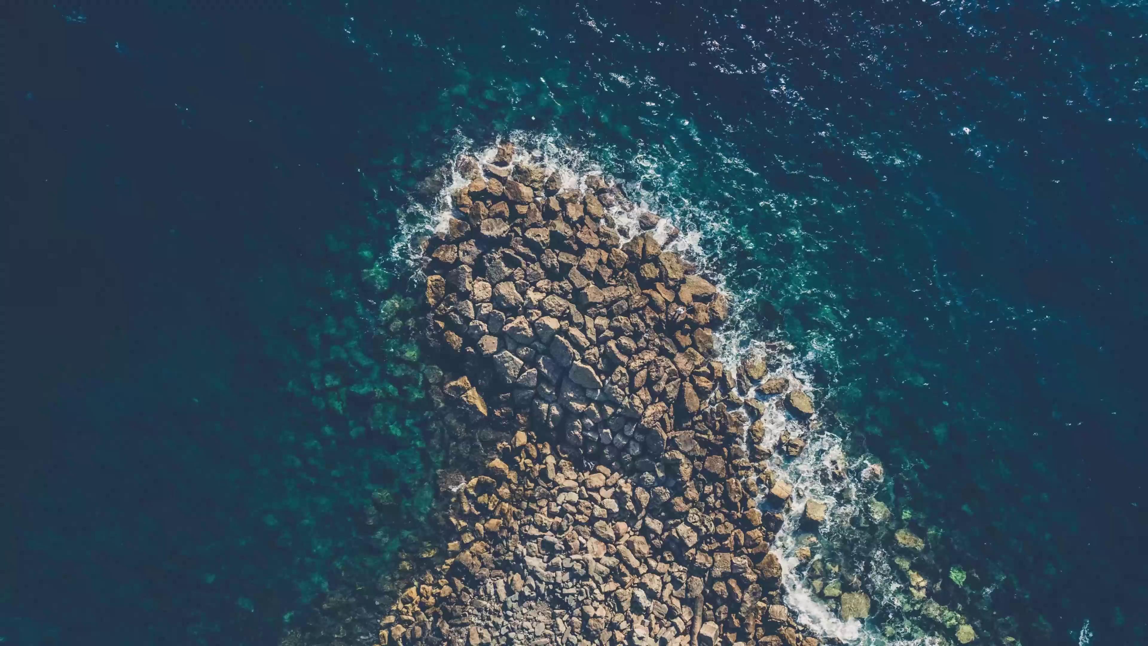 Blue Ocean and Rocks Live Wallpaper